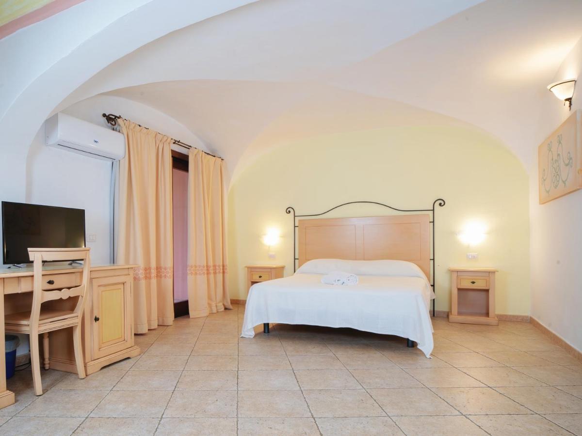 Hotel Pedra Santa Baja Sardinia Exterior photo